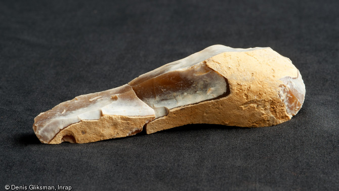 Grattoir en silex mis au jour à proximité des fragments de blocs d'oxyde de fer, Paléolithique supérieur, Auneau (Eure-et-Loir), 2011.  Ce type d'outil était habituellement utilisé pour le travail des peaux. 