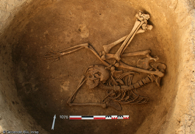 Inhumation en silo, 4000 avant notre ère, Gougenheim (Bas-Rhin), 2009.  Près de 44 individus ont été mis au jour dans des fosses désaffectées ou détournées de leur usage initial de stockage. Il s'agit d'une pratique courante pour cette période du Néolithique, mais qui n'avait encore jamais été observée à cette échelle. 
