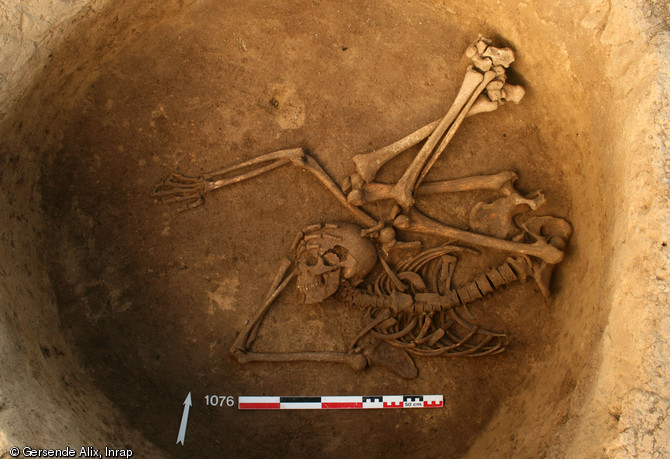 Inhumation en silo, 4000 avant notre ère, Gougenheim (Bas-Rhin), 2009.  Près de 44 individus ont été mis au jour dans des fosses désaffectées ou détournées de leur usage initial de stockage. Il s'agit d'une pratique courante pour cette période du Néolithique, mais qui n'avait encore jamais été observée à cette échelle. 