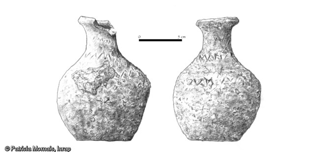 Vase provenant d'une sépulture de la nécropole d'Usseau (Deux-Sèvres), VIe-VIIIe s., 2004.  Cet objet constitue un simple dépôt devant accompagner ou aider les défunts dans l'au-delà. 
