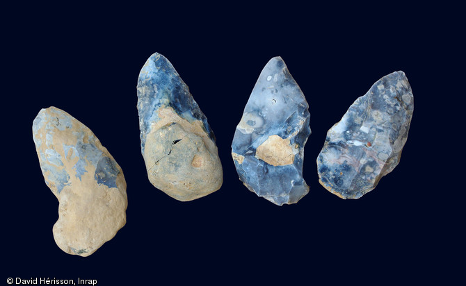 Ensemble de quatre bifaces trouvés dans le niveau acheuléen, datant d'environ 300 000 ans, Étricourt-Manancourt (Somme), 2012.  Ces outils ont dû servir de couteaux de boucherie, hypothèse qui devra être confirmée par une étude tracéologique. 