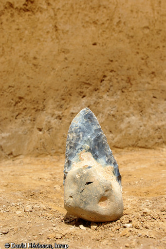 Biface du niveau acheuléen datant d'au moins 300 000 ans, Étricourt-Manancourt (Somme), 2012.  Ces bifaces ont été importés par les hominidés sur le site, puis abandonnés sur place, très certainement après utilisation. 