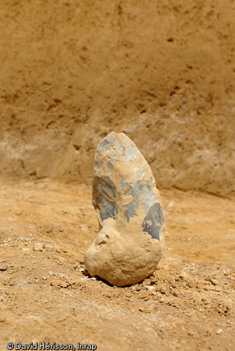 Biface du niveau acheuléen datant d'au moins 300 000 ans, Étricourt-Manancourt (Somme), 2012.