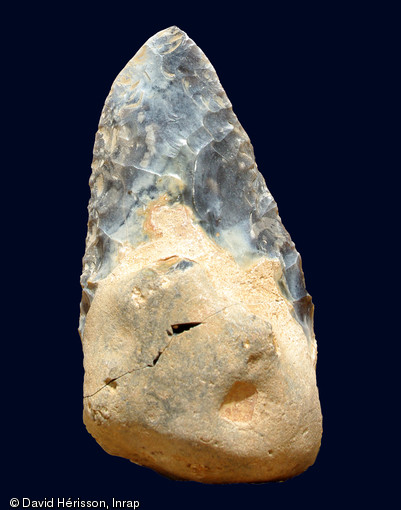 Biface du niveau acheuléen datant d'au moins 300 000 ans, Étricourt-Manancourt (Somme), 2012.