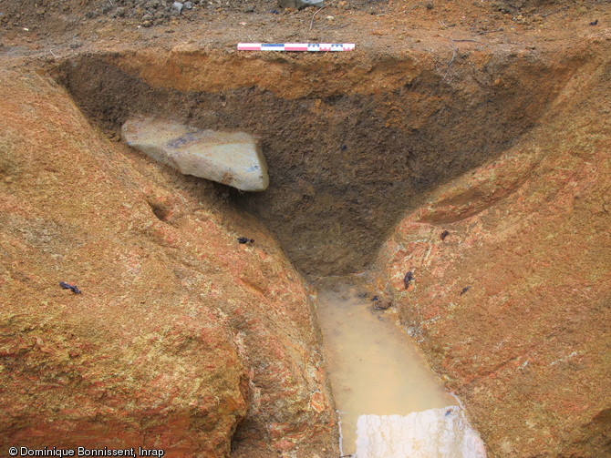 Profil d'un fossé en V assurant l'évacuation d'un bassin de trempage de café, XVIIIe-XIXe s., habitation-caféière Eveillard-Diavet (Sainte-Rose, Guadeloupe), 2011.