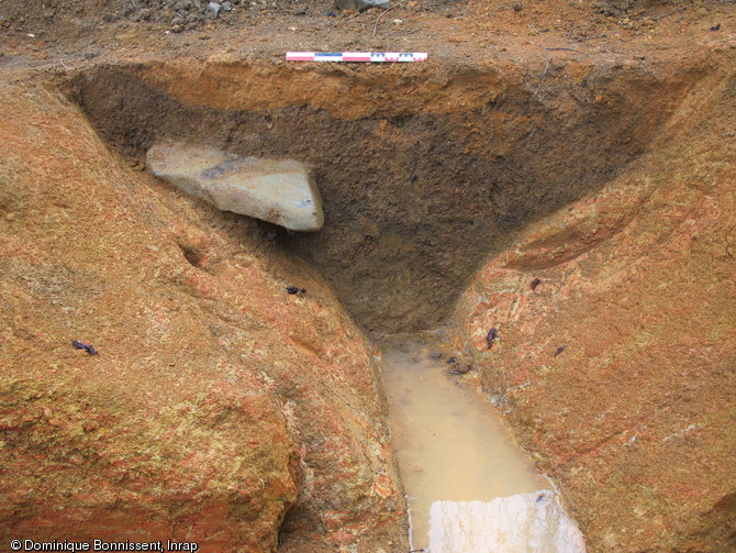 Profil d'un fossé en V assurant l'évacuation d'un bassin de trempage de café, XVIIIe-XIXe s., habitation-caféière Eveillard-Diavet (Sainte-Rose, Guadeloupe), 2011.