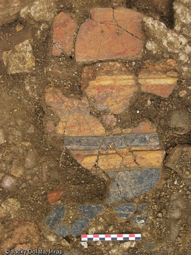 Fragments d'enduits peints imitant différents types de marbre, villa sub-urbaine de Grand (Vosges), 2011.Au total, près de 500 m2 d'enduits peints ont été repérés et prélevés dans la partie résidentielle de la demeure. L'ensemble des murs et au moins une partie des plafonds de cette dernière étaient recouverts d'enduits peints et de stucs moulurés effondrés sur place.