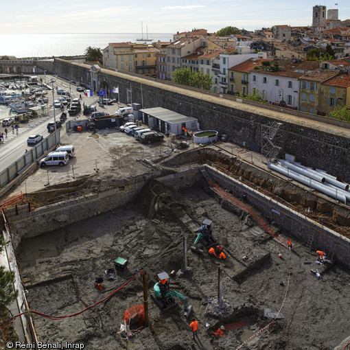L'emprise du parking souterrain du Pré aux Pêcheurs couvre 5000 m2 en bordure du port de plaisance actuel d'Antibes (Alpes-Maritimes). La fouille a démarré en mars 2012 à l'extrémité orientale du parking.