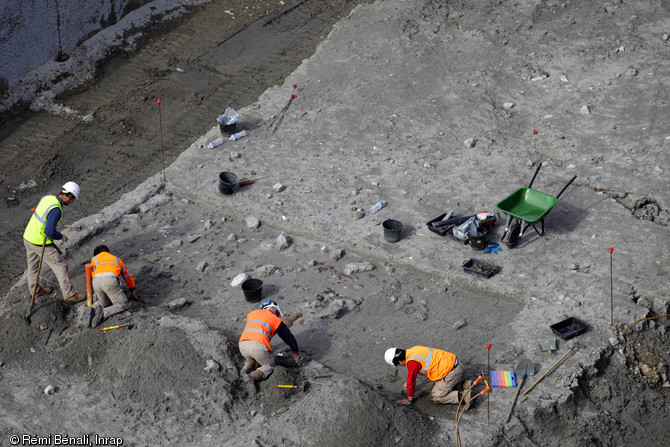 Fouille d'un niveau de dépotoir au fond du port antique d'Antibes (Alpes-Maritimes), 2012.Des milliers d'objets, déchets rejetés depuis les bateaux au mouillage ou pièces de cargaison perdues lors de transbordements, ont pu être exhumés.