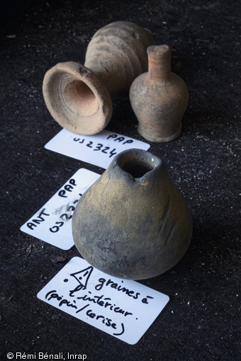 Trois amphorisques (récipients de petites dimensions en forme d'amphore contenant des parfums ou des onguents), port antique d'Antibes (Alpes-Maritimes), 2012.