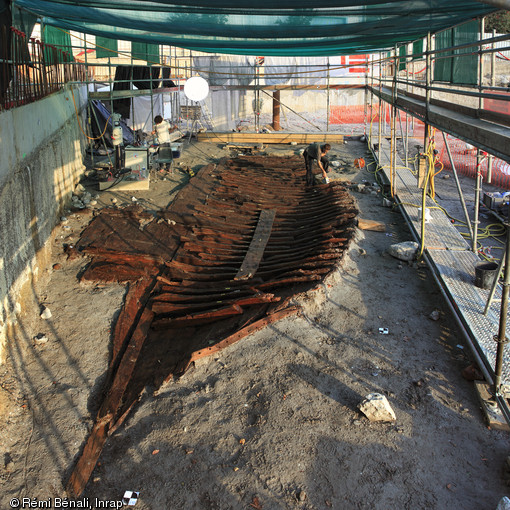 L'épave romaine totalement dégagée, port antique d'Antibes (Alpes-Maritimes), 2012.Il s'agit d'un voilier de commerce de taille moyenne (longueur de 20 à 22 m, largeur de 6 à 7 m, hauteur de cale de 3 m) d'époque impériale. Aucune trace d'un chargement n'a été détectée : le bateau a pu être abandonné ou a été coulé volontairement pour servir de base à un appontement.