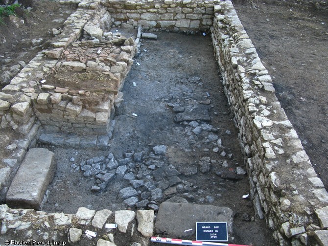 Vue générale de la cuisine d'une villa sub-urbaine des Ier-IIIe s. mise au jour à Grand (Vosges) en 2011.On distingue au premier plan le seuil d'entrée, puis se succèdent contre le mur de gauche un four et un plan de travail avec plaque de foyer et âtre.