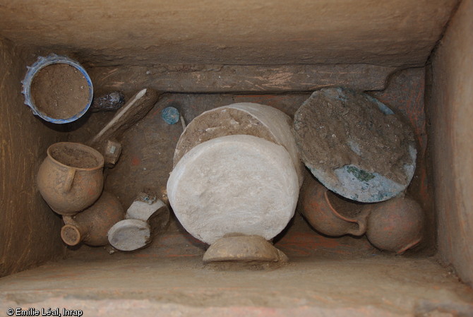 Sépulture antique en coffre de tuiles, IIe-Ier s. avant notre ère, Nîmes (Gard), 2011.L'espace fouillé a révélé pour cette époque des terres mises en culture (vigne) ainsi qu'un petit ensemble funéraire à quelques 600 m de la ville gauloise.     