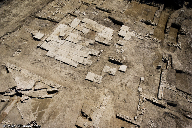 Grand espace central dallé appartenant à une des ailes de la villa probablement dévolue à des thermes, Saint-Rémy-de-Provence (Bouches-du-Rhône), 2012.