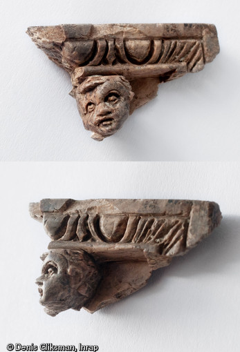 Élément de tabletterie provenant vraisemblablement d'un décor de coffret, exhumé dans le comblement de l'une des sépultures du mausolée, villa de Saint-Rémy-de-Provence (Bouches-du-Rhône), 2012.De nombreux éléments de décor (enduits peints, placage de marbre) ainsi qu'un riche mobilier archéologique ont d'ores et déjà été mis au jour (monnaies, verrerie, éléments de sculpture).