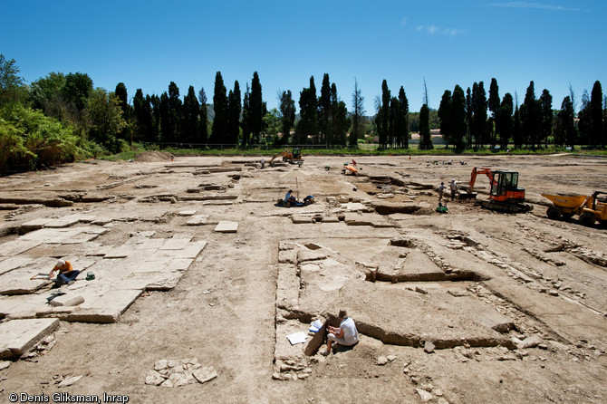 Vue générale de la villa depuis le nord, Saint-Rémy-de-Provence (Bouches-du-Rhône), 2012.Les archéologues ont ici recours au décapage mécanique afin de dégager le plan des bâtiments.