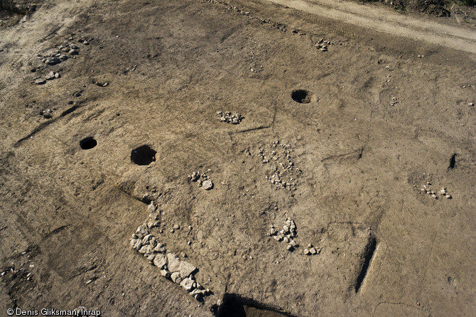 Aire d'ensilage de l'Antiquité tardive, villa de Saint-Rémy-de-Provence (Bouches-du-Rhône), 2012.Le site est occupé du IIe au Ve s. de notre ère, et a connu différentes phases d'occupation.    