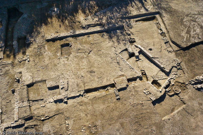 Grande pièce à contreforts recoupant à droite de la photo un bassin plus ancien, villa de Saint-Rémy-de-Provence (Bouches-du-Rhône), 2012.