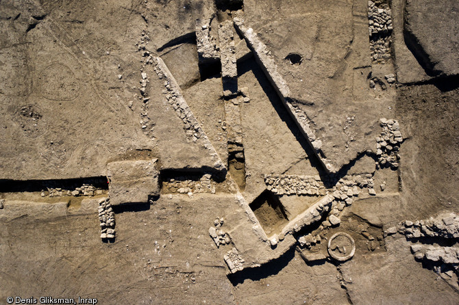 Vue zénithale d'un bassin abandonné dans la seconde moitié du IIe s. et recoupé par des constructions postérieures, villa de Saint-Rémy-de-Provence (Bouches-du-Rhône), 2012.