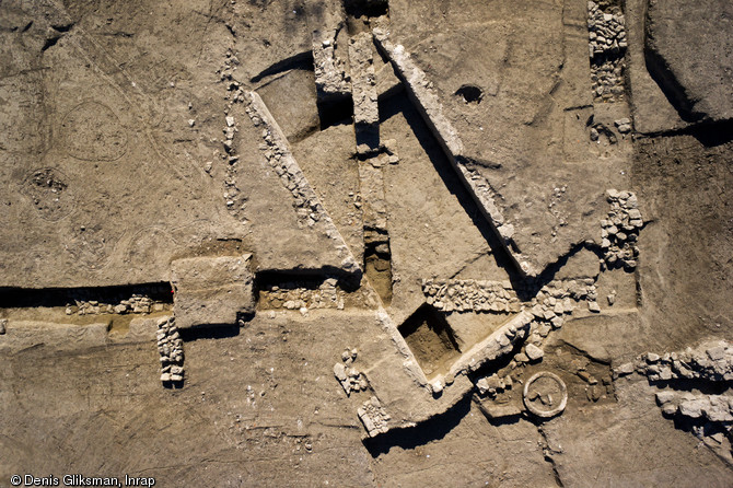 Vue zénithale d'un bassin abandonné dans la seconde moitié du IIe s. et recoupé par des constructions postérieures, villa de Saint-Rémy-de-Provence (Bouches-du-Rhône), 2012.