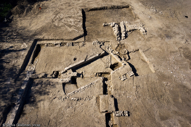 Bassin du IIe s. recoupé par un grand bâtiment à contreforts plus tardif, villa de Saint-Rémy-de-Provence (Bouches-du-Rhône), 2012.