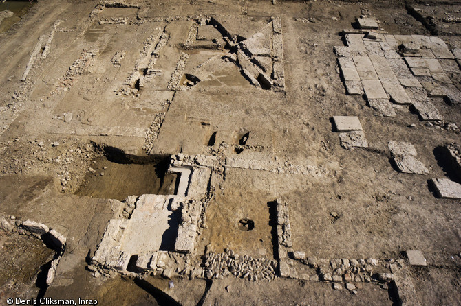 Les deux pièces chauffées de l'ensemble thermal de la villa de Saint-Rémy-de-Provence (Bouches-du-Rhône), 2012.Au premier plan la première, chauffée par hypocauste sur pilettes, et à l'arrière-plan la seconde, chauffée par des conduits rayonnants.