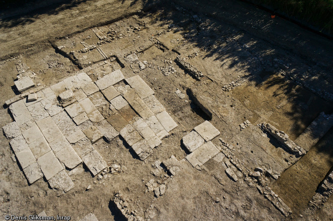 Le grand espace dallé et les pièces dans l'angle nord-est du site, villa de Saint-Rémy-de-Provence (Bouches-du-Rhône), 2012.