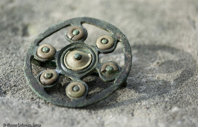 Fibule ornée de plaquettes en os, seconde moitié du Ier s. de notre ère, Langres (Haute-Marne), 2012.