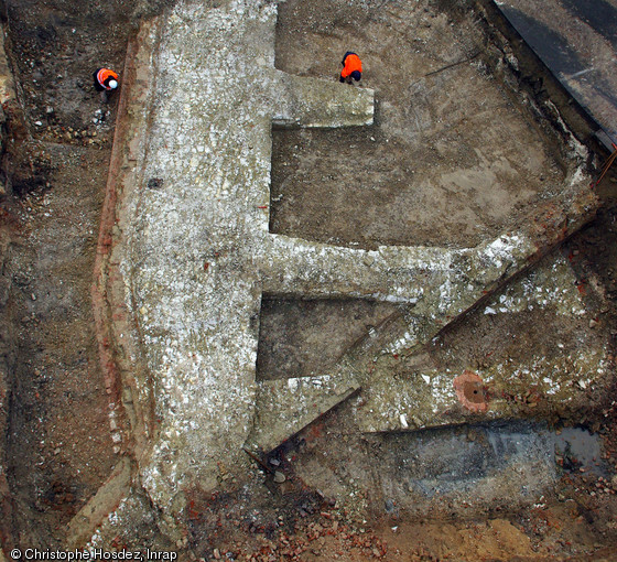 Vue zénithale de l'extrémité orientale de la courtine reliant les deux bastions des Cornes de Vauban, ouvrage défensif réalisé entre 1671 et 1674 à Saint-Quentin (Aisne), 2011.Les deux murs parallèles au premier plan formaient un couloir voûté, probablement une poterne.     