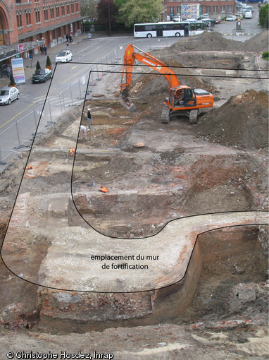 Diagnostic archéologique réalisé devant la gare de Saint-Quentin (Aisne) en 2011.L'opération a permis la découverte des Cornes de Vauban, ouvrage assurant la défense du passage de la Somme à l'entrée de la ville à la fin du XVIIe s. Au premier plan l'orillon de la corne ouest, relié à la courtine par un flanc retiré courbe.