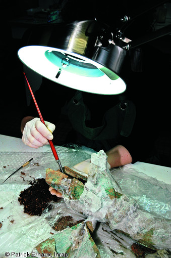  Nettoyage en laboratoire, avant restauration, de l'une des trompettes de guerre (carnyx) du IIe s. avant notre ère découverte à Tintignac sur la commune de Naves (Corrèze) en 2004.  Restauration Materia Viva