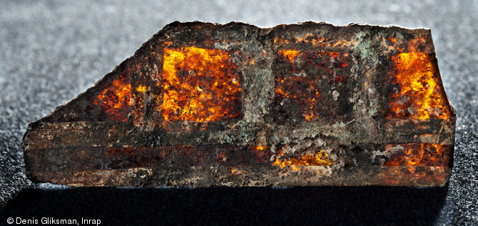 Fragment de vitrail médiéval mis au jour dans les couches du chantier de construction de la cathédrale de Strasbourg (Bas-Rhin), 2012.  L'activité de maître-verriers sur le chantier est également attestée par la présence de fragments de plomb. 