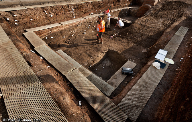 Vue de la fouille située au sud de la cathédrale de Strasbourg (Bas-Rhin), 2012.  Les niveaux de circulation foulés par les bâtisseurs de la cathédrale, érigée entre le XIIe et le XVe s., ont été dégagés. Outre la taille de pierre, d'autres activités sont attestées : forge, gâchage, réalisation de vitraux... 