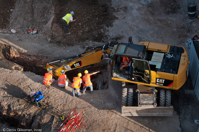 Terrassement en cours d'une tranchée de 5 m de profondeur sous la surveillance des archéologues, place du Château à Strasbourg (Bas-Rhin), 2012.  