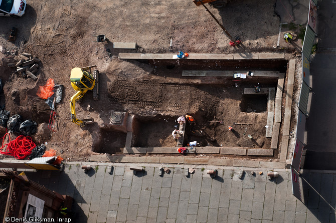 Vue zénithale de la fouille au sud de la cathédrale de Strasbourg (Bas-Rhin), 2012.