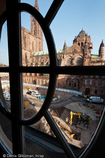 Vue des travaux sur la place du Château à Strasbourg (Bas-Rhin) devant la cathédrale en août 2012.