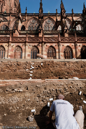 Détail des couches stratigraphiques constituées entre autres des déchets de taille du chantier de construction de la cathédrale de Strasbourg (Bas-Rhin), 2012.  Étalés par les tailleurs de pierre devant leurs loges, ces éclats de grès se sont accumulés entre le XIIe et le XVe s. sur une épaisseur de 1 m à 1,50 m. 