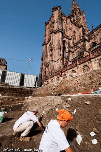 Fouille aux abords de la cathédrale de Strasbourg (Bas-Rhin), 2012.  L'opération a révélé les vestiges d'une riche demeure gallo-romaine, des niveaux de circulation des constructeurs de la cathédrale datés entre le XIIe et le XVe s., ainsi qu'un bâtiment du XVIIIe s. connu comme la  Maison Schoettel .  