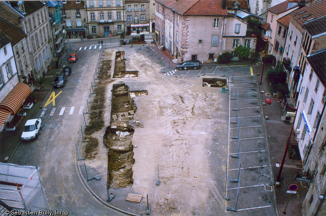 Vue générale de la Place de la République et des sondages archéologiques à Luxeuil-les-Bains (Haute-Saône), 2004.  Une partie d'une église du haut Moyen Âge a été dégagée, ainsi que de nombreux sarcophages datés entre les VIe et VIIIe s. 