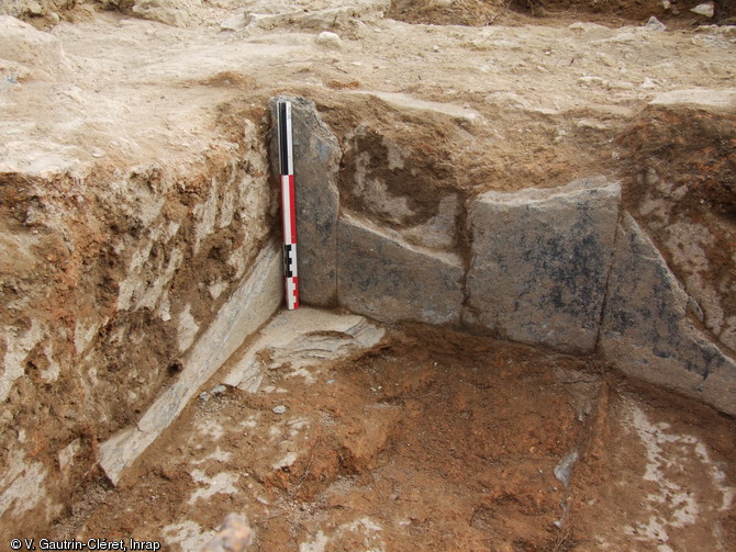 Placage en schiste de la baignoire froide des thermes du IIIe s. de la villa de la Guyomerais (Ille-et-Vilaine), 2012.  Les vestiges de nombreux éléments décoratifs ont été exhumés, faisant de cette villa l'une des plus riches de Bretagne : peintures murales, mosaïques, dallages en schiste et en marbre, corniches... 