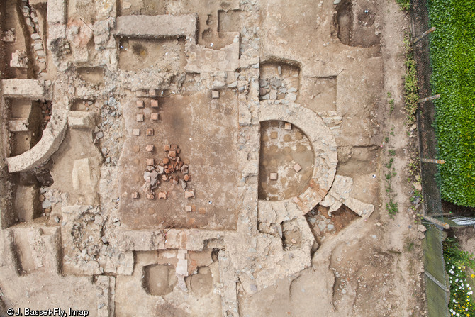 Étuve et caldarium (pièce chauffée) des thermes du IIe s. de la villa de la Guyomerais (Ille-et-Vilaine), 2012.  Les pilettes d'hypocauste, assurant le chauffage de la pièce par le sol, sont ici bien visibles. 