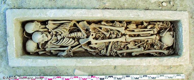 Sarcophage abritant au moins 6 inhumations successives, VIIIe-Xe s., Saint-Estève-le-Pont (Bouches-du-Rhône), 2002.  Le dernier occupant repose sur les restes osseux déconnectés d'au moins cinq adultes. Le site a révélé deux ensembles funéraires abritant deux populations socialement distinctes.  Photo publiée dans l'ouvrage Archéologie de la mort en France, Lola Bonnabel, coll. Archéologies de la France.  