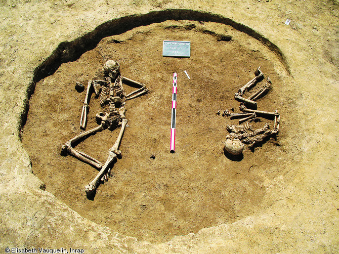 Inhumation double dans un silo du second âge du Fer mise au jour à Pont-sur-Seine (Aube), 2007.  Malgré leur grand nombre qui signe vraisemblablement une pratique, les inhumations en silo de l'âge du Fer font partie des dépôts humains dont l'interprétation reste indéterminée.   Photo publiée dans l'ouvrage Archéologie de la mort en France, Lola Bonnabel, coll. Archéologies de la France.