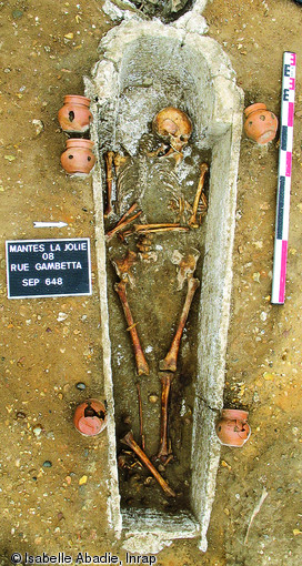 Sépulture en sarcophage de plâtre entourée de vases à encens, XIIIe s., Mantes-la-Jolie (Yvelines), 2009.  Photo publiée dans l'ouvrage Archéologie de la mort en France, Lola Bonnabel, coll. Archéologies de la France. 