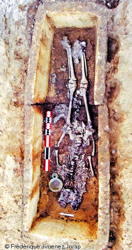 Sépulture en sarcophage d'un enfant d'une dizaine d'années accompagné de deux verreries et paré de fibules, d'un bracelet et de pendeloques, datée entre 470 et 530 de notre ère, Louviers (Eure).