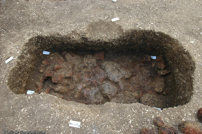Fosse du début du second âge du Fer, comblée par des parois de four en argile, Gevrey-Chambertin (Côtes-d'Or), 2008.  La structure est associée à un habitat daté entre 450 et 350 avant notre ère. 