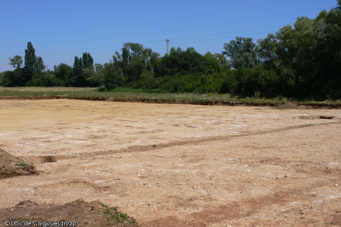 Au premier plan un fossé délimitant un vignoble gallo-romain dont les traces, des alignements de fosses, sont visibles au deuxième plan, Ier s. de notre ère, Gevrey-Chambertin (Côtes-d'Or), 2008. 