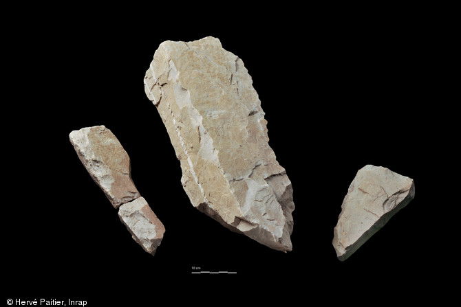 Pics en grès utilisés pour le creusement des trous de poteau dans le schiste, Néolithique moyen, Pléchâtel (Ille-et-Vilaine), 2012.  Le plus grand d'entre eux pèse plus de 20 kg. 