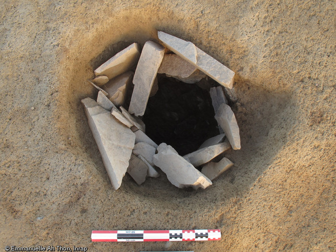 Détail des pierres de calage en place dans un trou de poteau, Néolithique moyen, Pléchâtel (Ille-et-Vilaine), 2012.