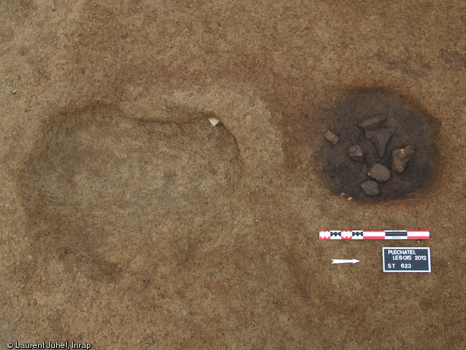 Four en sape en cours de fouille, 4500-4300 avant notre ère, Pléchâtel (Ille-et-Vilaine), 2012.